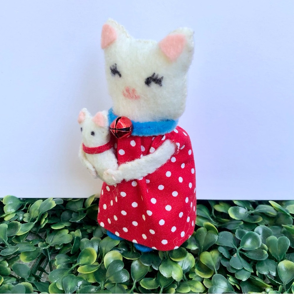Felt Cat art doll with kitten Red Polka Dot Dress hand-sewn Mom Baby - Picture 5 of 9